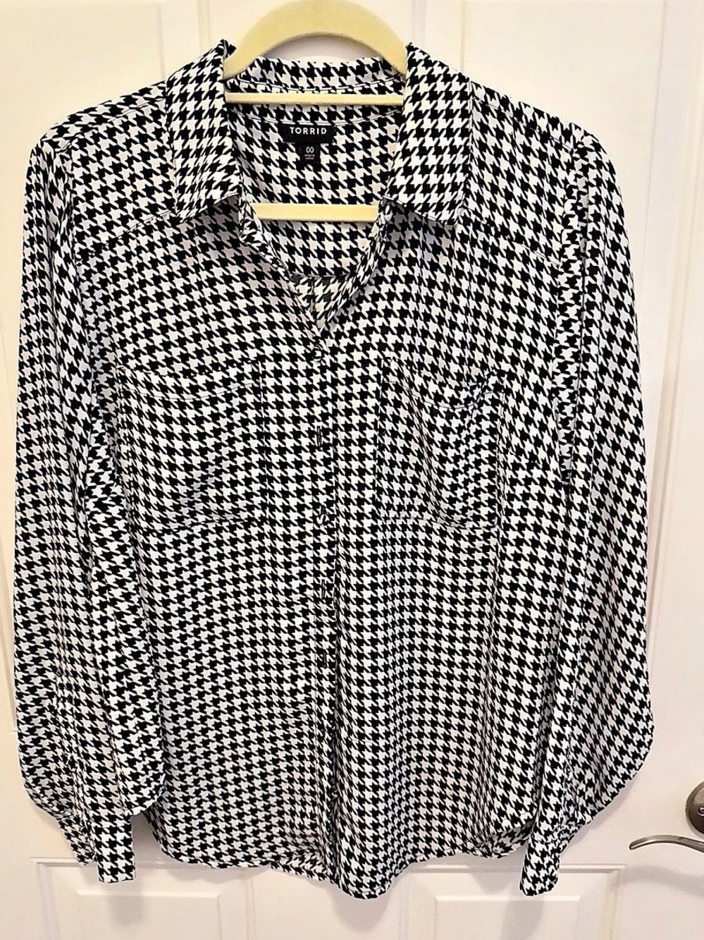 Torrid Houndstooth Button Down Blouse in Black & White Size 00